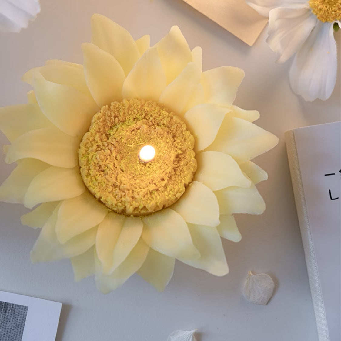 Handmade Yellow Sunflower Flower Shape Candle Floral Shaped Aesthetic Candle Bees Wax Handmade Minimalism Decorative for Easter Home Decor for Women Valentine Birthday Party Art Gift