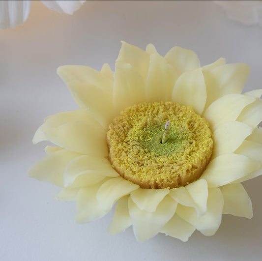 Handmade Yellow Sunflower Flower Shape Candle Floral Shaped Aesthetic Candle Bees Wax Handmade Minimalism Decorative for Easter Home Decor for Women Valentine Birthday Party Art Gift